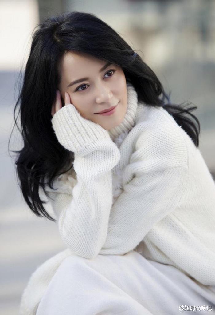 发型|女人过了40岁尽量少烫“大妈卷”，试试这4种发型，时髦显气质