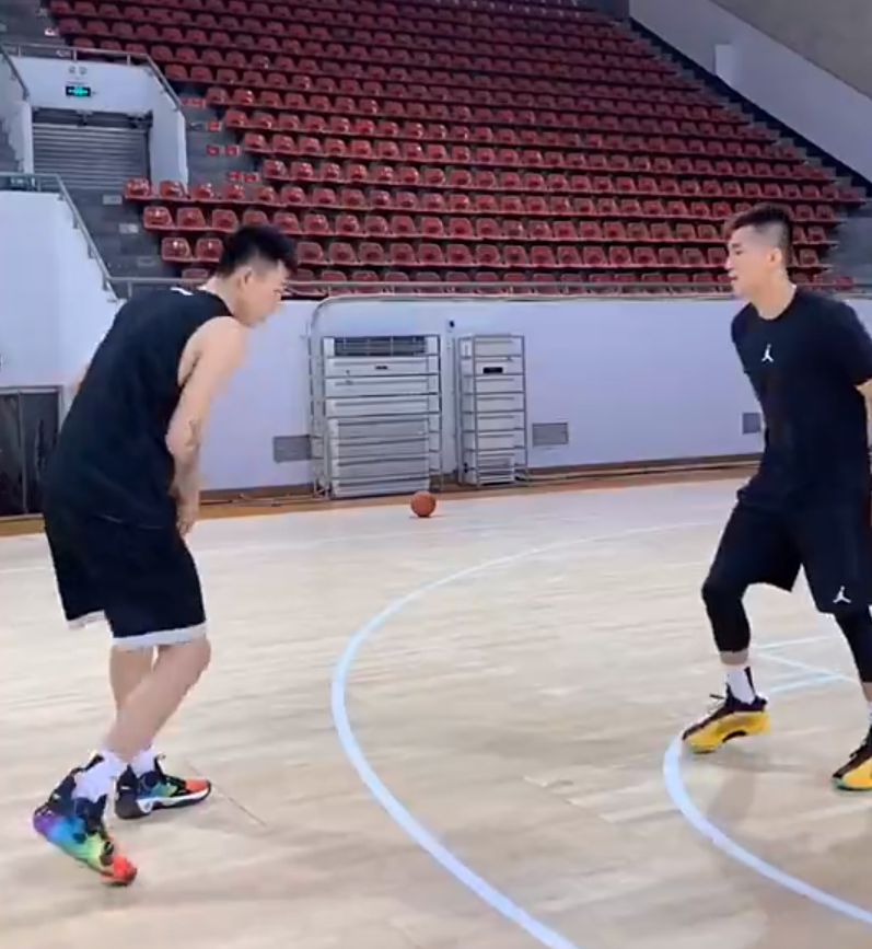 西班牙人|趣味单挑！张镇麟过掉郭艾伦大风车暴扣，下个回合大侄子的回应亮了！