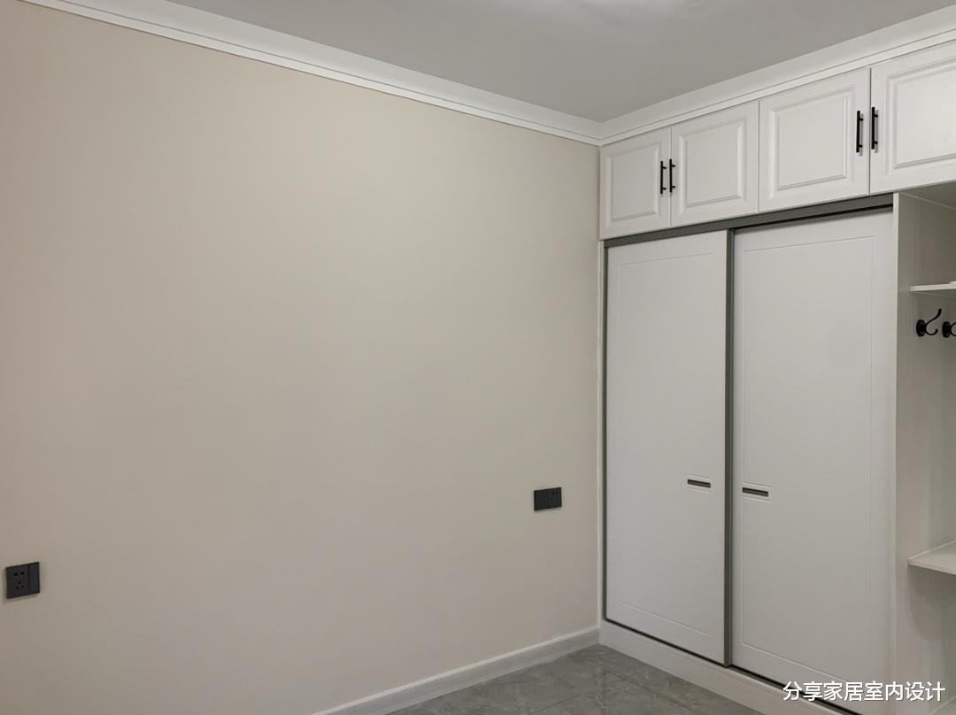 |她家一梯一户的新房，电梯口打柜子很实用，还没家具就很漂亮！