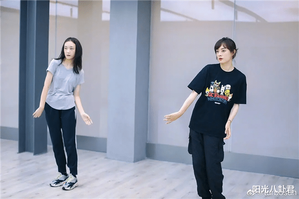 孙俪|孙俪发文为妹妹孙艳入读北电送行，晒姐妹同框合影，笑言让妹妹教自己表演