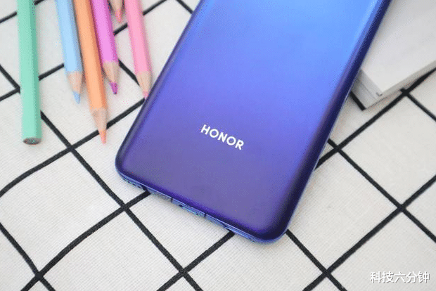 华为荣耀：华为扛不住了，荣耀V30Pro一夜沦为“小米价”，首批用户买早了