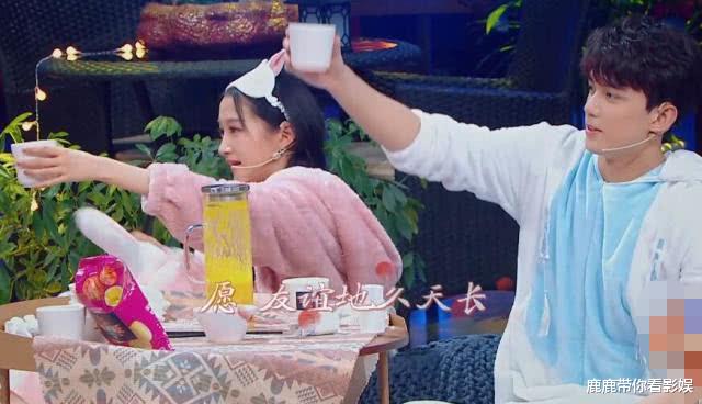 『贾玲』本以为沈腾的红酒杯够特殊了,看到贾玲的,这才是常驻嘉宾的体面