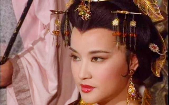 武则天▲武则天墓前无字石碑千年来无人能懂,却被采药老农一锄头意外破解