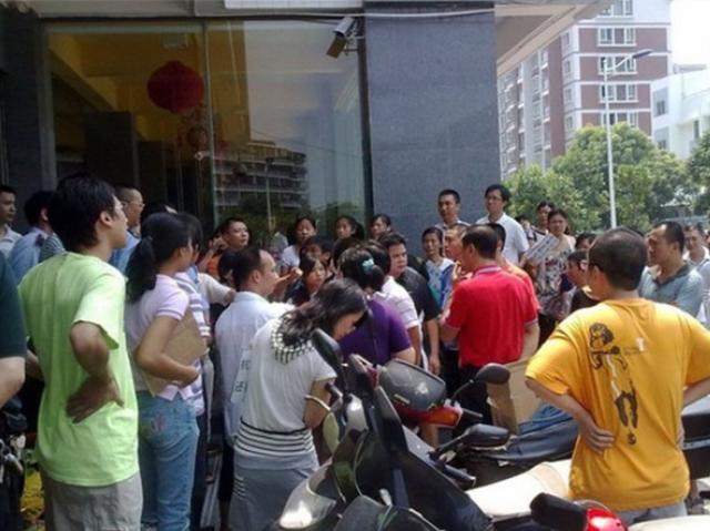 「购房置业」河南一售楼处十多人互殴，女客户被打倒在地，拖出去扔在门口