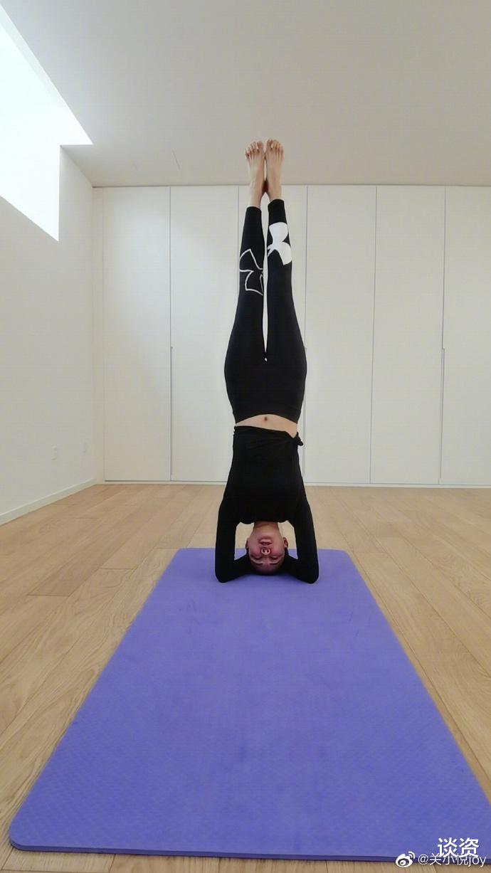 关悦|41岁关悦倒立吓到网友，腰细腿长看不出生过三胎，身材不输超模