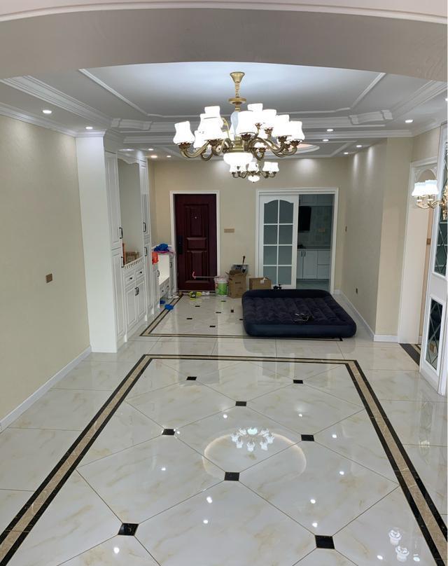 []极简风的新房硬装装修结束，电视背景墙设计真独特，简单又大气