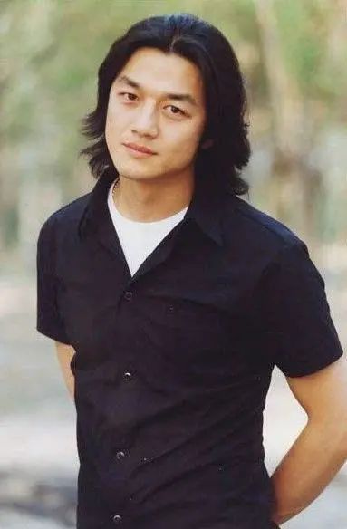 李亚鹏|49岁李亚鹏近照，与美女十指相扣，一脸开心好似年轻10岁