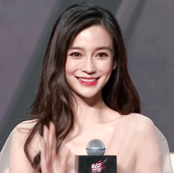 Angelababy▲baby身材严重“走样”，衣服也被撑变了形，往日少女感全无！