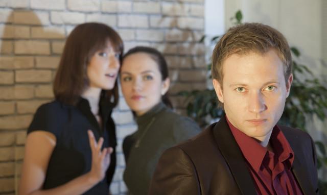 @对付向上司打自己小报告的同事,三个对策,领导不怀疑只会更信你