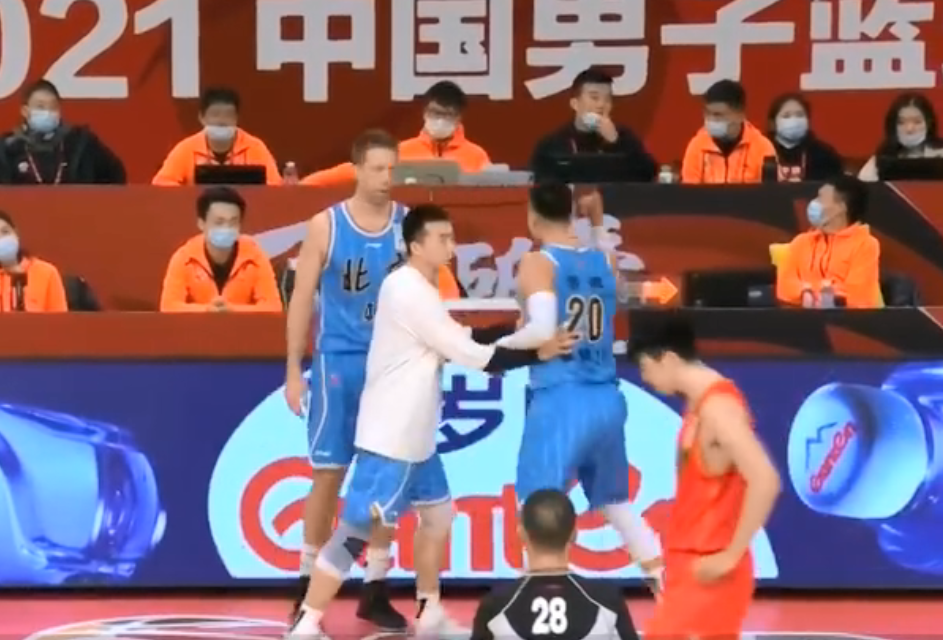 北京男篮|刘晓宇被吹违体犯规，北京男篮集体离场，有谁注意到王骁辉的行为