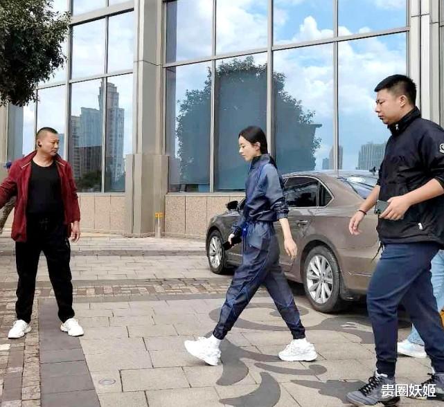 赵丽颖|产后怎么了？赵丽颖路透瘦骨嶙峋惹人疼，冯绍峰叫老婆多吃点才是