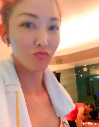 「整容」有种“毁容”叫李彩桦整容，近照曝光满脸玻尿酸，粉丝吓坏：你才35岁啊！