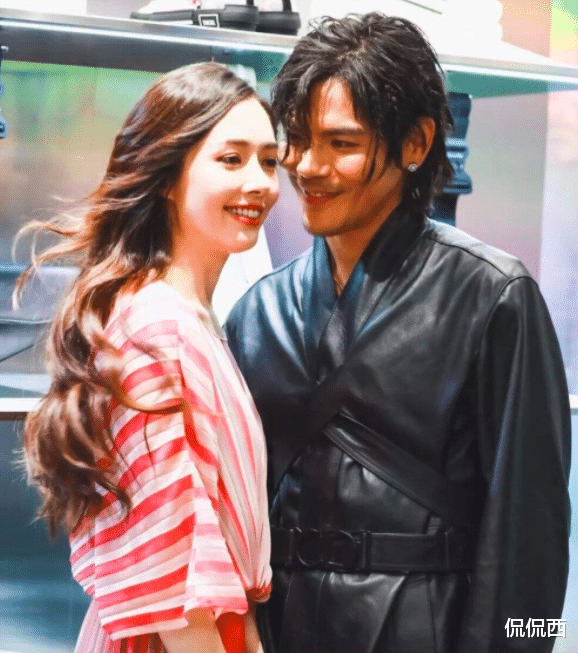 「郭碧婷」向佐删除“新成员”照片,郭碧婷清空与向佐的微博,被骗婚了?