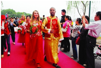 「结婚」那个嫁给黑人拳王，3年生2个孩子的中国女孩，现在过得怎么样？