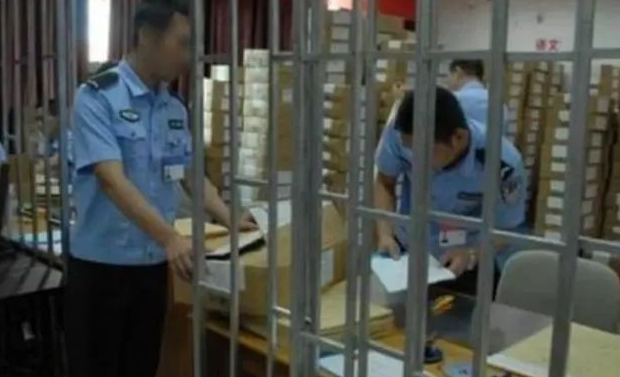 考试|03年，他盗取高考试卷，背下答案后去参加考试，最后结局如何？