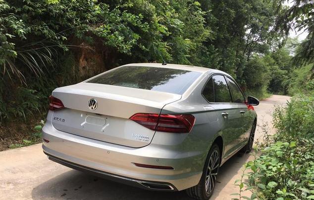 「丰田卡罗拉」开完丰田卡罗拉,2个月后再开朋友的朗逸,车主:对比后一言难尽