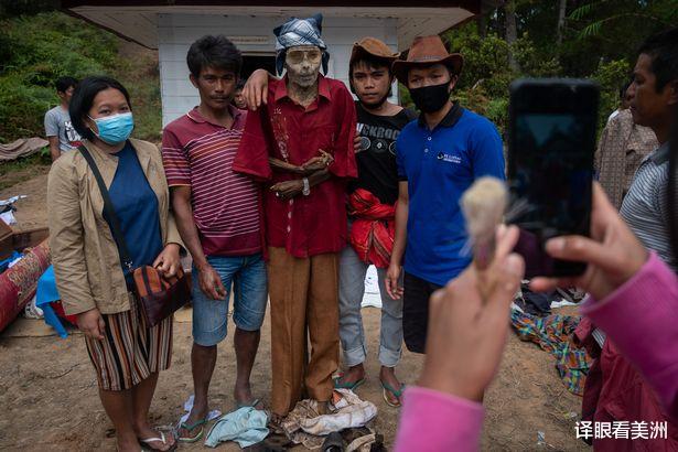 印尼另類傳統：將親人屍體挖出，為其穿衣點煙，與其合影聊天-圖4