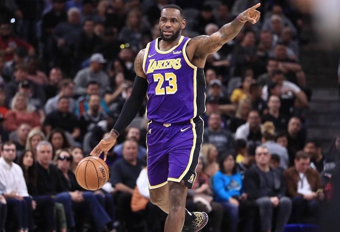 戴维斯|戴维斯98投56中拿下150分，巴特勒96投53中拿下157分，那么老詹呢？