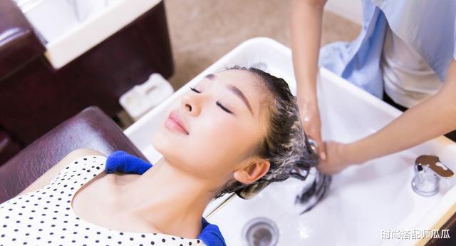 [头皮屑]头发隔多久洗一次最好，很多人一直都做错了，难怪头发越掉越多