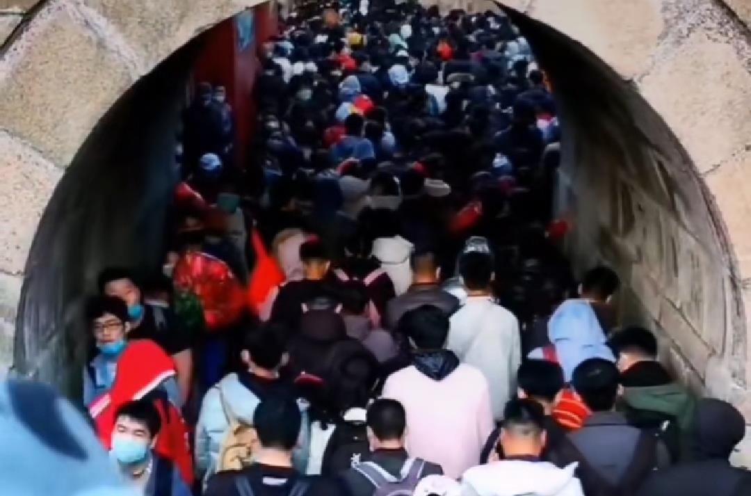 「」五一小长假，游客“挤爆”泰山景区，为看日出连夜登山排长队