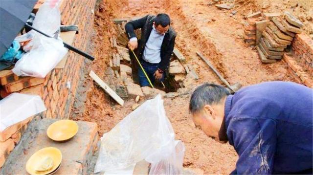 湖北：湖北特大发现，挖出1男7女合葬墓，专家：快挖！底下有10箱黄金