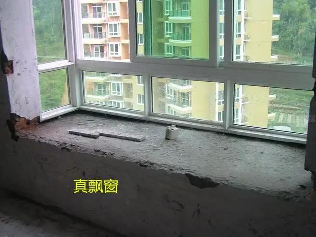 飘窗▲飘窗不砸,顺势扩大打一圈柜子,凹下去30公分就是卡座,真是高明