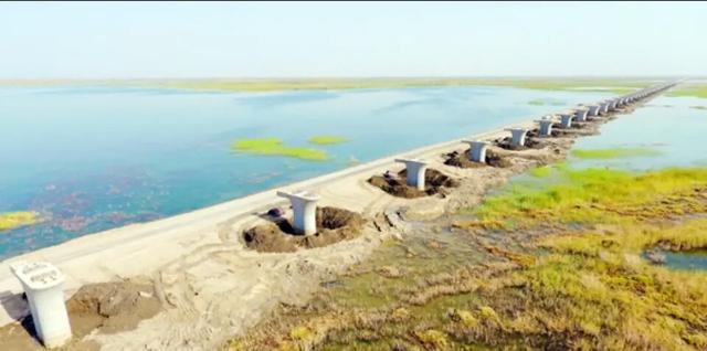 |如果围绕地球赤道做一个离地1米钢圈，它会落地还是悬浮起来？