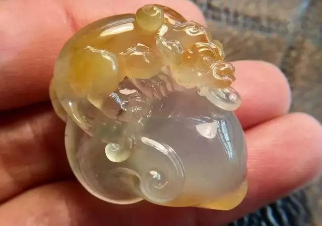 『翡翠』小伙3万买的大马坎翡翠原石,剥开后尝到甜头,能否笑到最后?