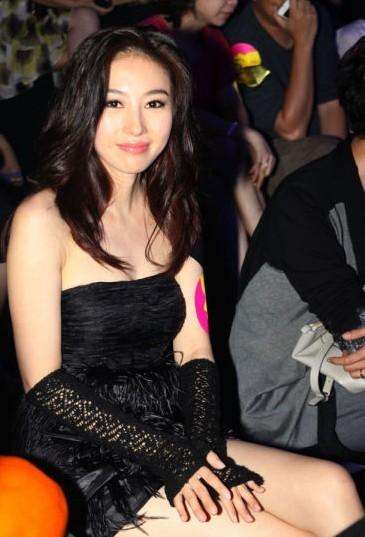 林更新▲她是虚竹老婆，演了50部戏仍不火，现在安心在家带孩子