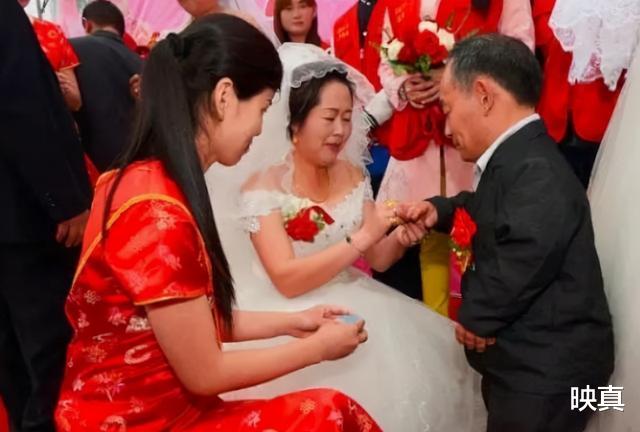 映真|1米7女子嫁1米“小矮人”，不办婚礼住13平小屋，后来过得怎样？