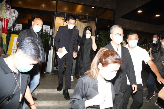 【黄日华】梁洁华出殡, 苗侨伟全程送别华嫂火化, 黄日华搂肩感谢38年友情不变