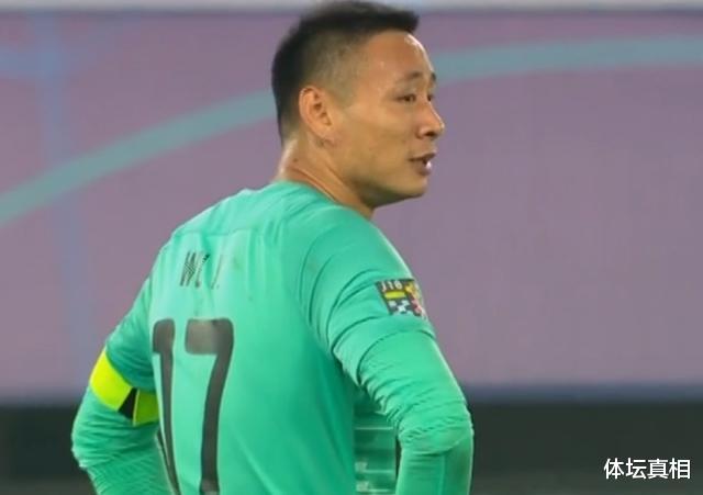 河南建业|建业门将上演可笑一幕！门将把球送给对手，盯着裁判等对手进球