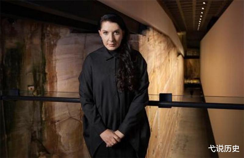 弋说历史|美女艺术家麻醉自己6小时，流着泪挑战人性的恶，最后结局如何？