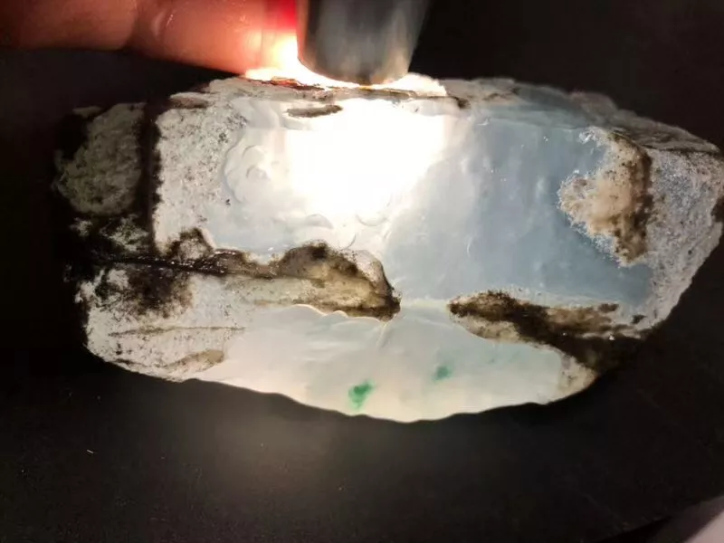 翡翠|男子3万买了块只有500克的翡翠原石,不怕亏吗?