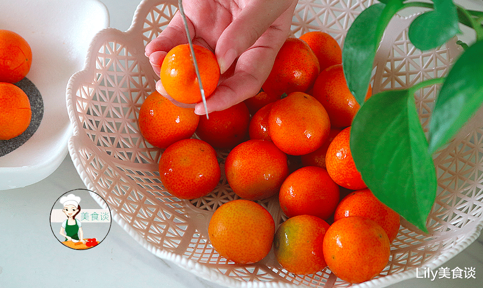 冰糖|冬天，苹果葡萄可不吃，但此果别错过，煮一煮营养高，女人常吃皮肤好