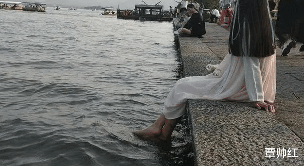 【西湖】五一节假日西湖的情景，让杭州人心里有点不舒服：天再热，也不能这样啊