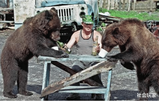 #俄罗斯人#?俄罗斯人很困惑，这样东西挺贵，中国人为何把它当水喝？