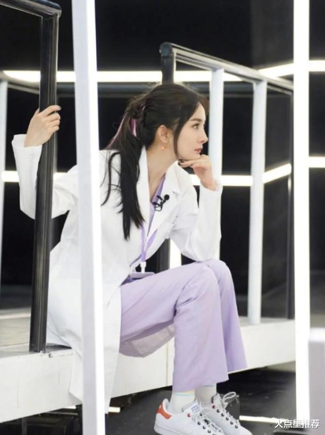 杨幂|34岁杨幂有多会扮嫩？粉色挑染马尾又甜又撩，少女感不输00后小花