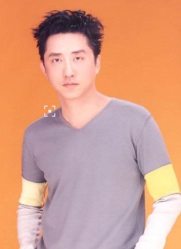 伊能静■伊能静18岁儿子做美甲戴戒指身材妖娆，网友：多大仇，养成这样？