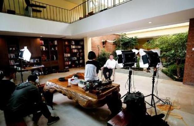 『』参观冯小刚住的豪宅，装修跟宫殿一样，光墙上一幅挂画就两千万