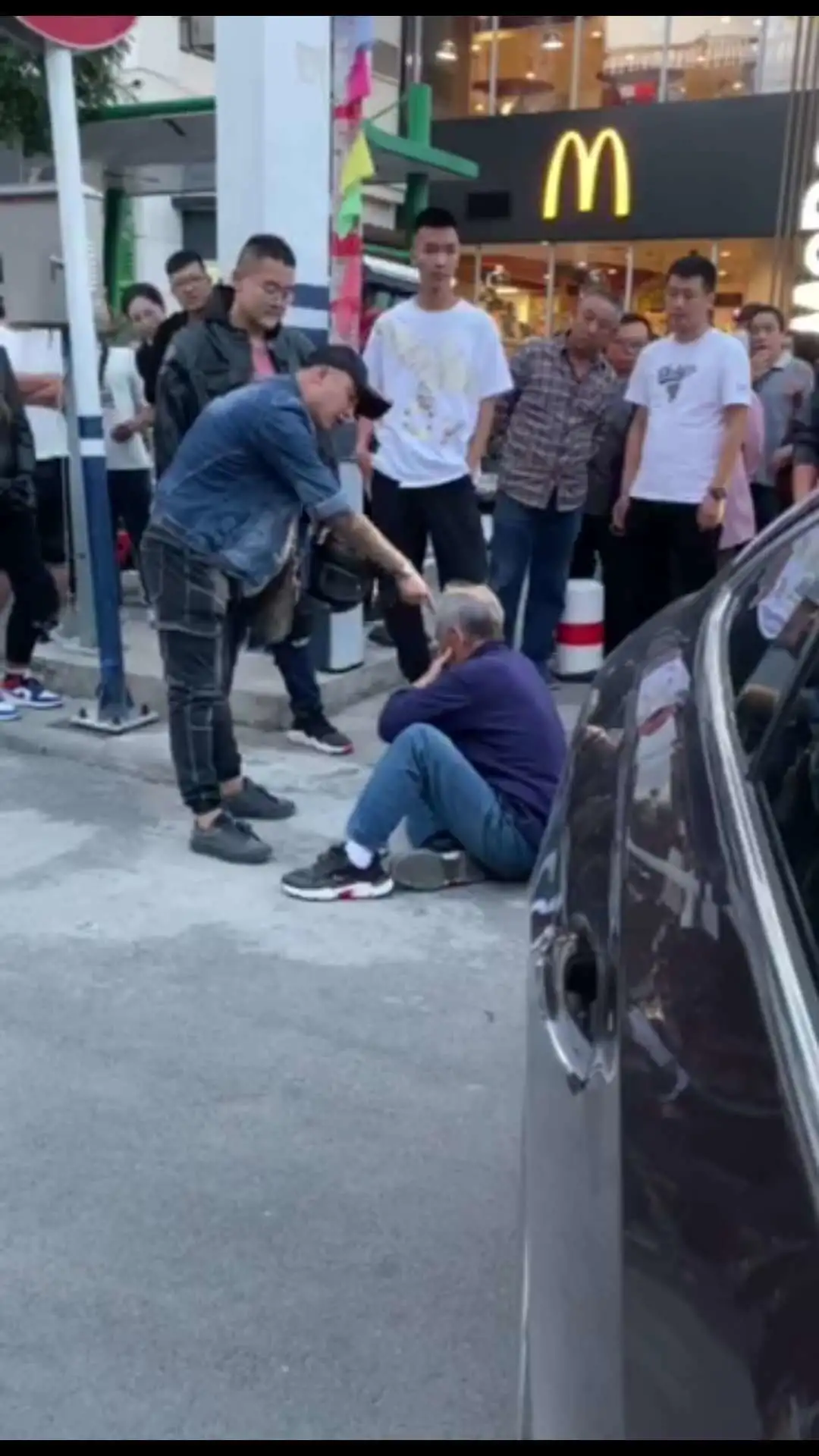 你好吴所畏|越战老兵遭男子街头连续猛踹17脚，昏迷不醒！