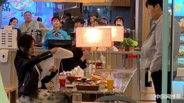 赵薇|赵薇秦昊新剧路透照曝光，赵薇大口吃饭毫无包袱，王鸥打扮很老气