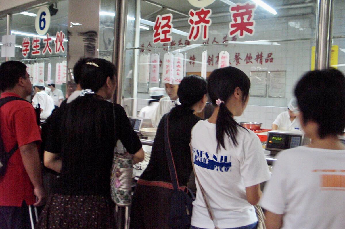|学生无奈：交的钱谁吞了？校长，加菜免费；食堂不买账，只有咸菜
