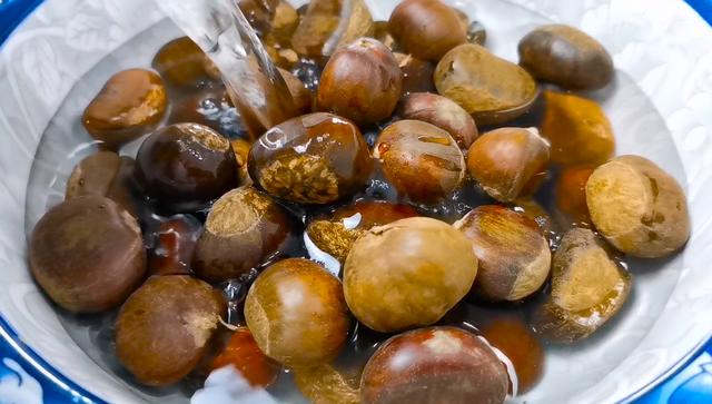 糖炒板栗|板栗新做法，不用烤箱，不用锅炒，个个笑开口，比糖炒板栗好吃