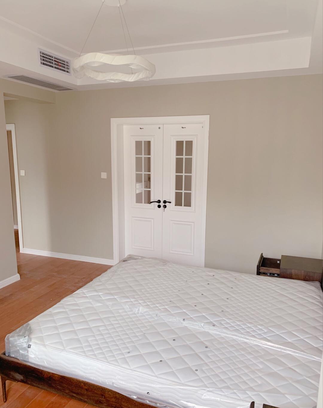 【】她家辛苦一年才完工，效果还不错，二次改造电视墙后实用又大气！