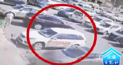 [刹车失灵]堪比电影，特斯拉刹车失灵，127公里/时连躲50辆车