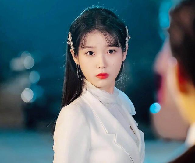 iu▲IU湿法造型撩人不自知，单曲《8》即将上线，网友：持靓行凶