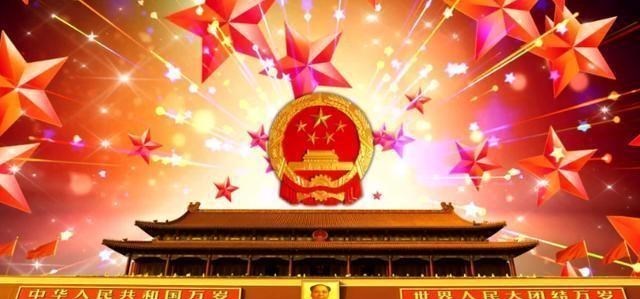 |天安门国徽上的秘密,八个人的名字被刻字后面,他们是谁?