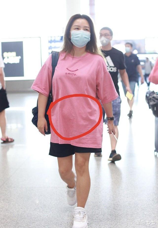 生肖|减肥终于有成效!何洁现身走机场小粗腿变肌肉腿,肚腩勉强能藏住