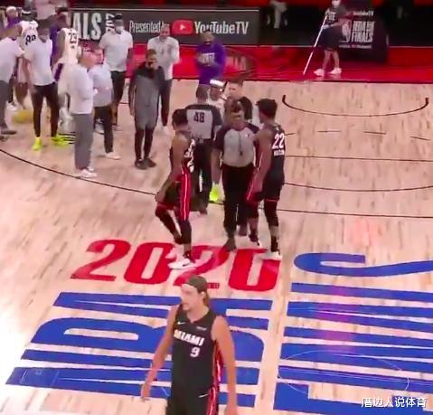 湖人队|巴特勒19+6+6，詹皇16+6+6！双方口角互喷垃圾话，湖人落后4分